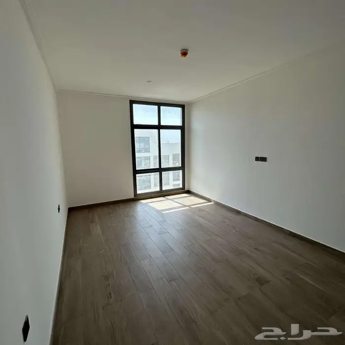 للإيجار شقة جديدة بمجمع سكني 7
