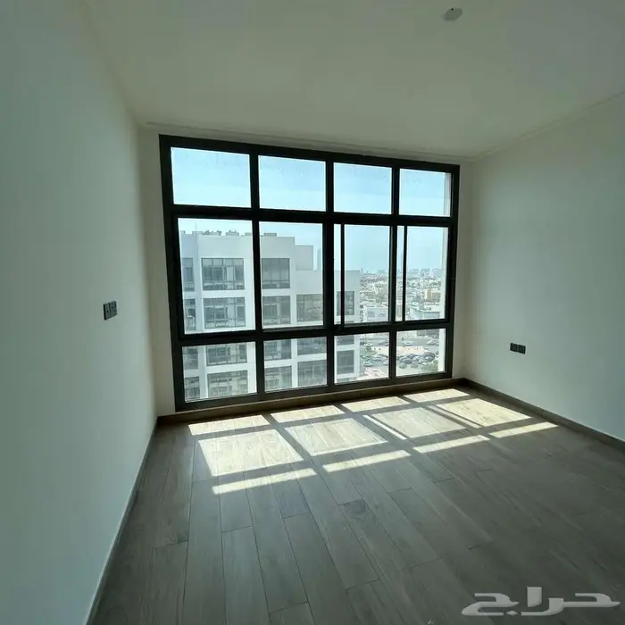 للإيجار شقة جديدة بمجمع سكني 6
