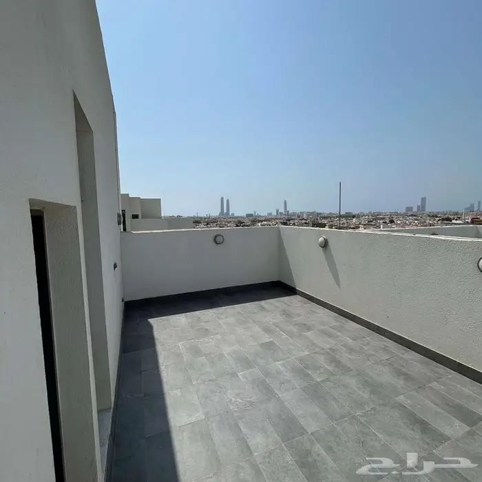 للإيجار شقة جديدة بمجمع سكني 5