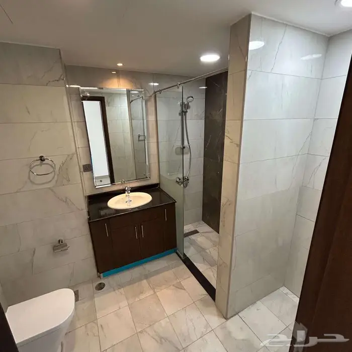 للإيجار شقة جديدة بمجمع سكني 8