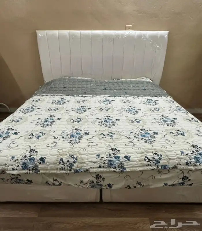 سرير نفرين نظيف ومكتبة تلفزيون 0