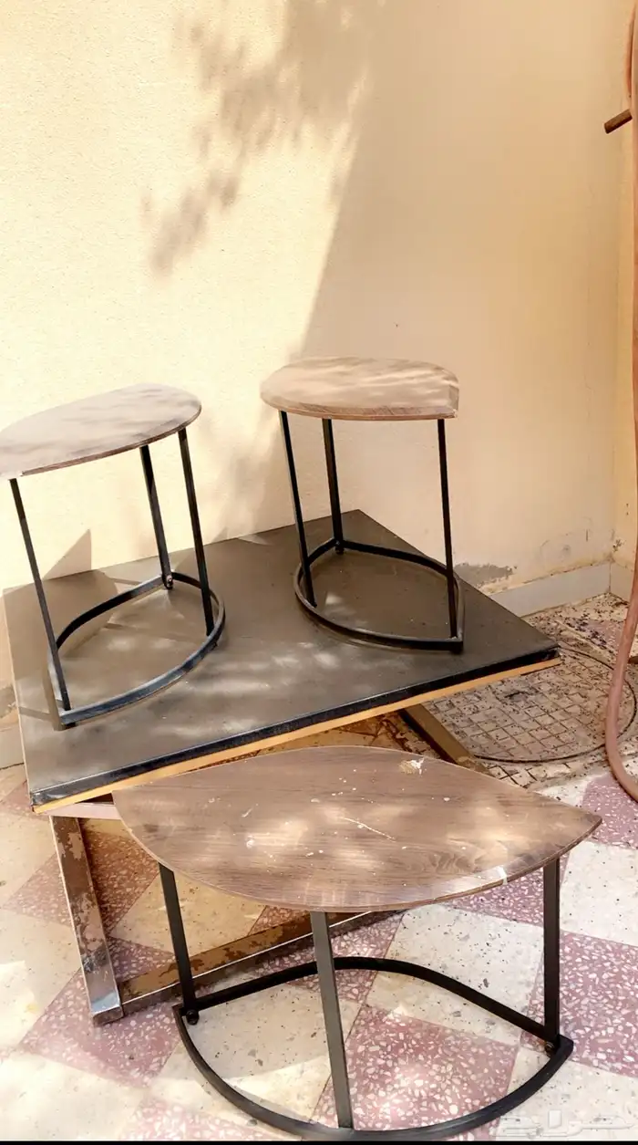 طاولة كبيرة مع 3 طاولات صغيرة خدمة 0