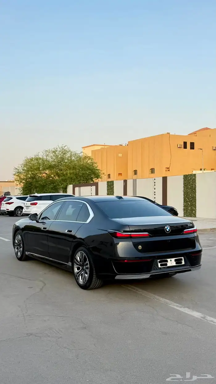 بي ام دبليو 2023 فئة 735 ناغي رصاصي غامق 8