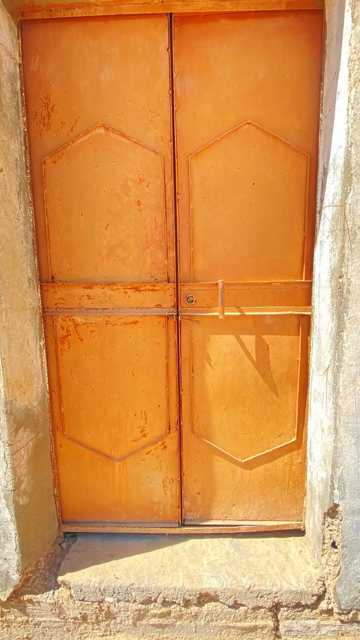 شبابيك وباب قديم 0