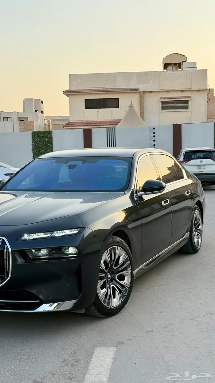 بي ام دبليو 2023 فئة 735 ناغي رصاصي غامق 3