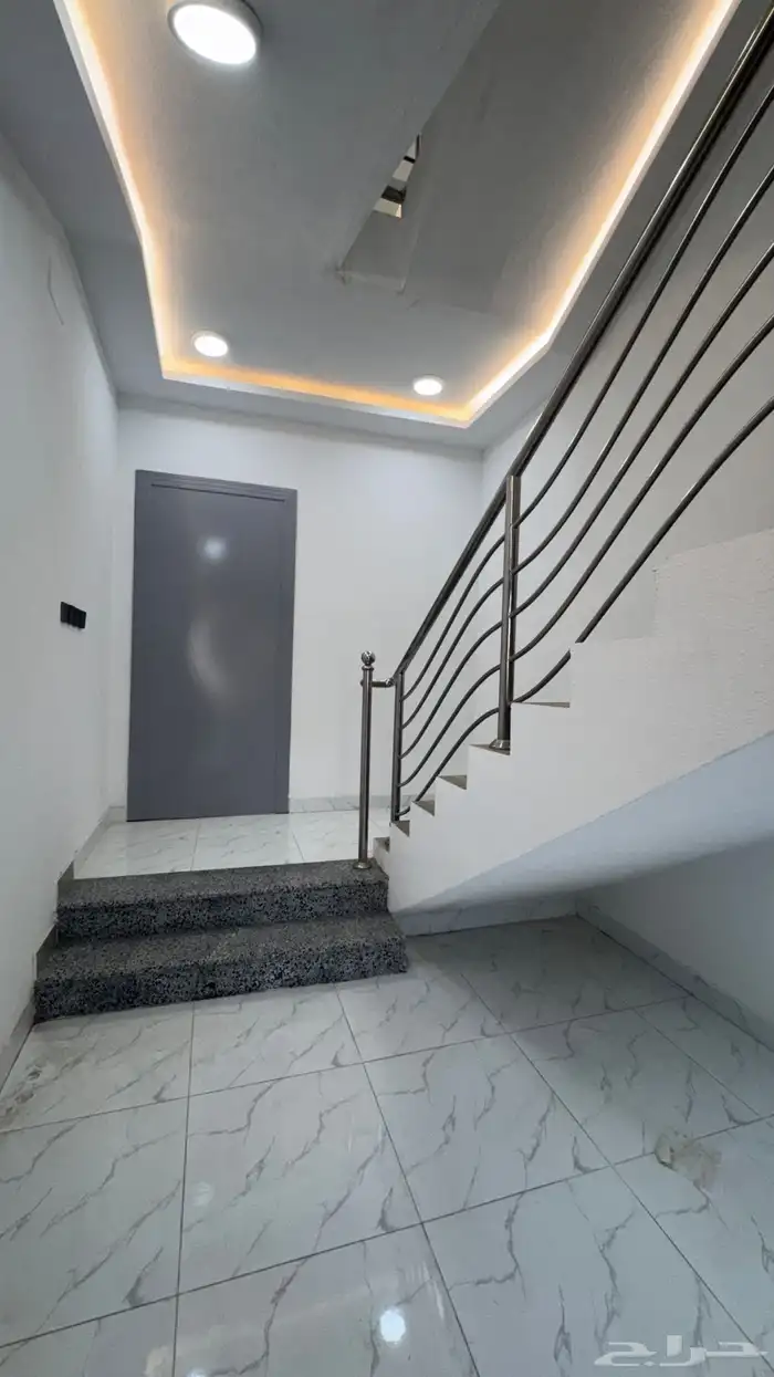 للبيع شقه ارضيه 6 غرف مع حوش من 550 الف بالخميس 22