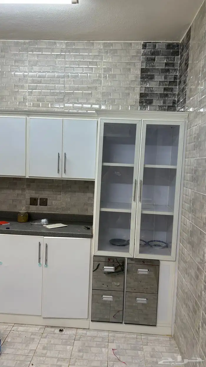 للبيع مطبخ مع فرن مع ثلاث مكيفات وغسالة ملابس 4