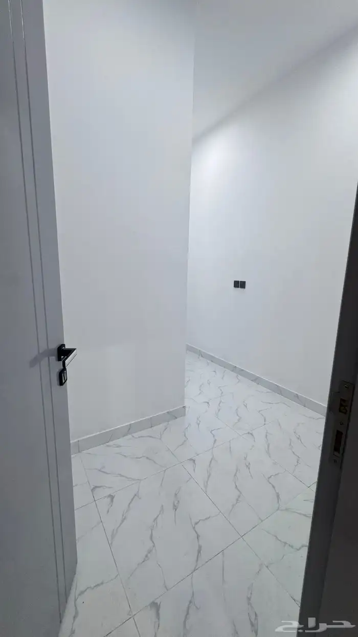 للبيع شقه ارضيه 6 غرف مع حوش من 550 الف بالخميس 9