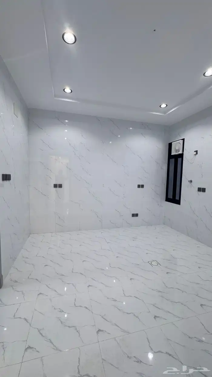 للبيع شقه ارضيه 6 غرف مع حوش من 550 الف بالخميس 8
