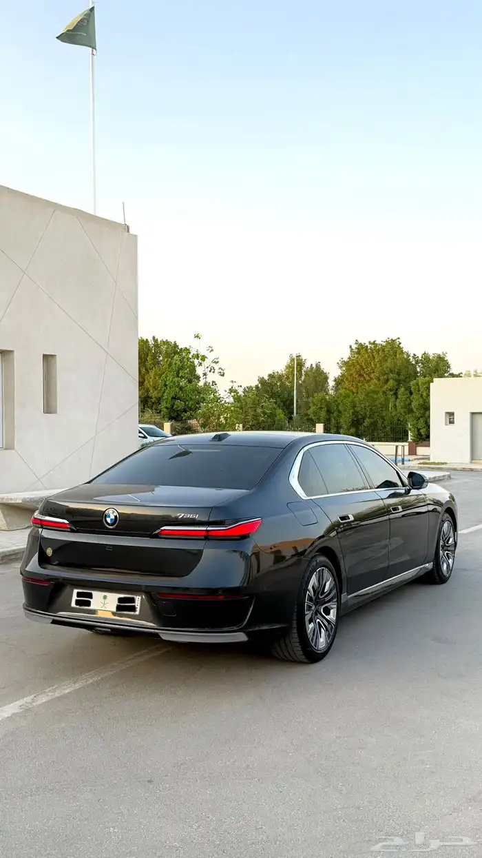 بي ام دبليو 2023 فئة 735 ناغي رصاصي غامق 9