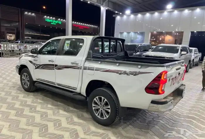 هايلوكس 2025 بنزين دبل تماتيك اصفار بطاقة جمركية كاش وبنك 9