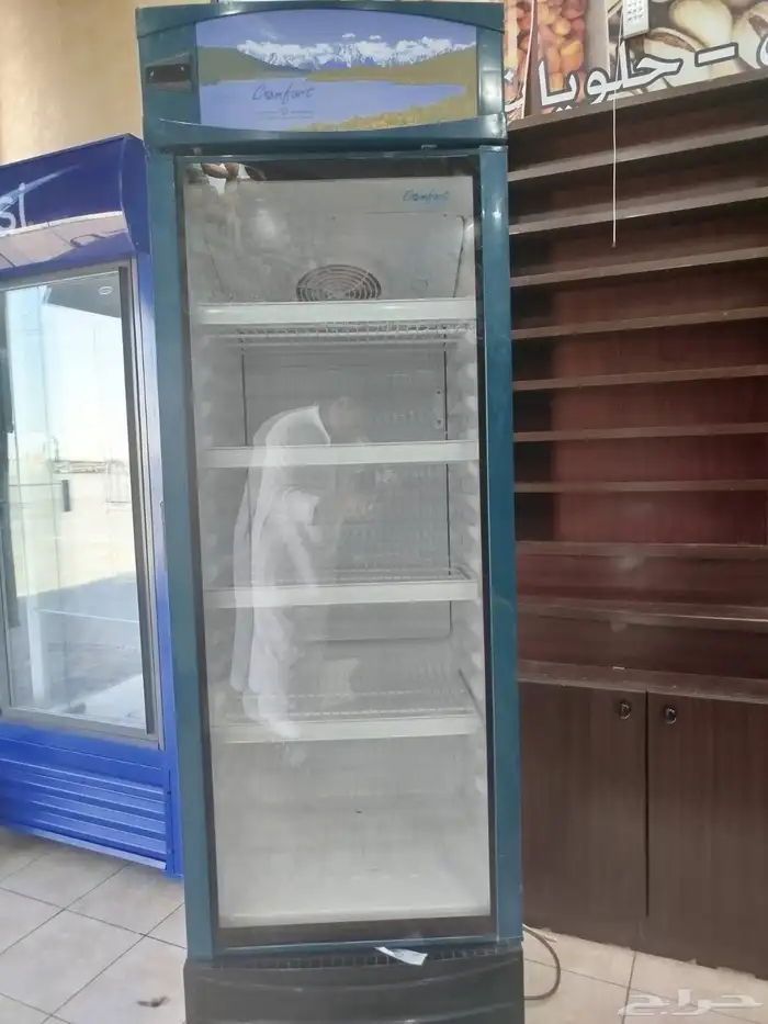 ديكور محل مع طاوله مكسرات مع أربع ثلاجه 4