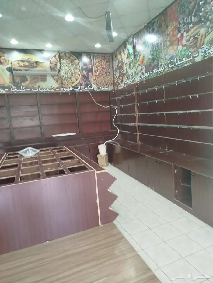 ديكور محل مع طاوله مكسرات مع أربع ثلاجه 2