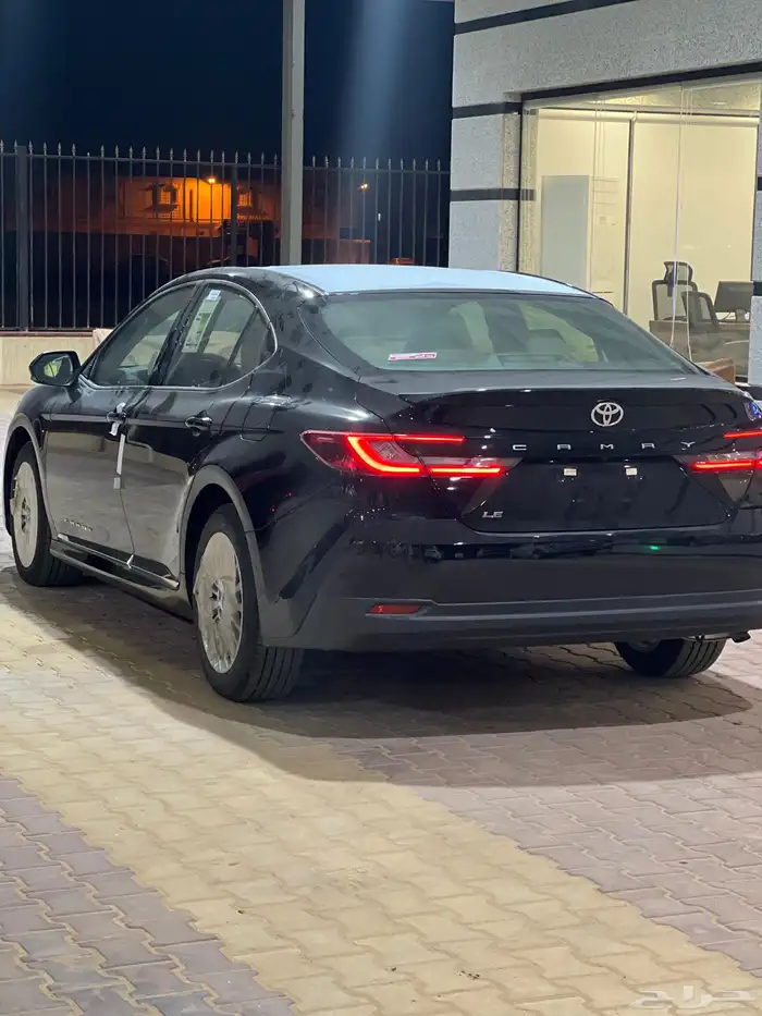 كامري 2025 LE بنزين اللون الاسود 3