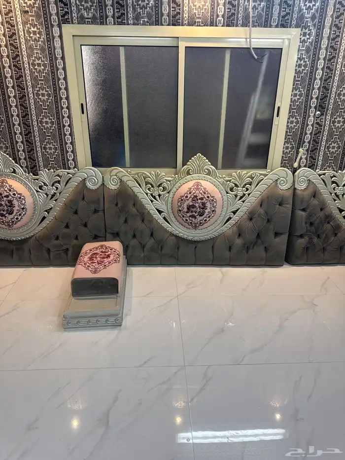 كنب مجلس كبير وفخم ومرتب ونظيف جدا عشر قطع مع طاوله مع ستار 1