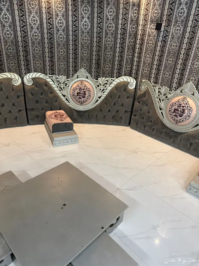 كنب مجلس كبير وفخم ومرتب ونظيف جدا عشر قطع مع طاوله مع ستار 2