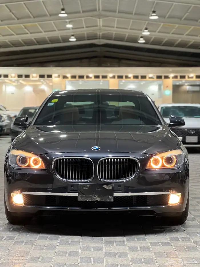 للبيع BMW 730i 2012 مخزن نظيف عداد 40 الف فقط 3