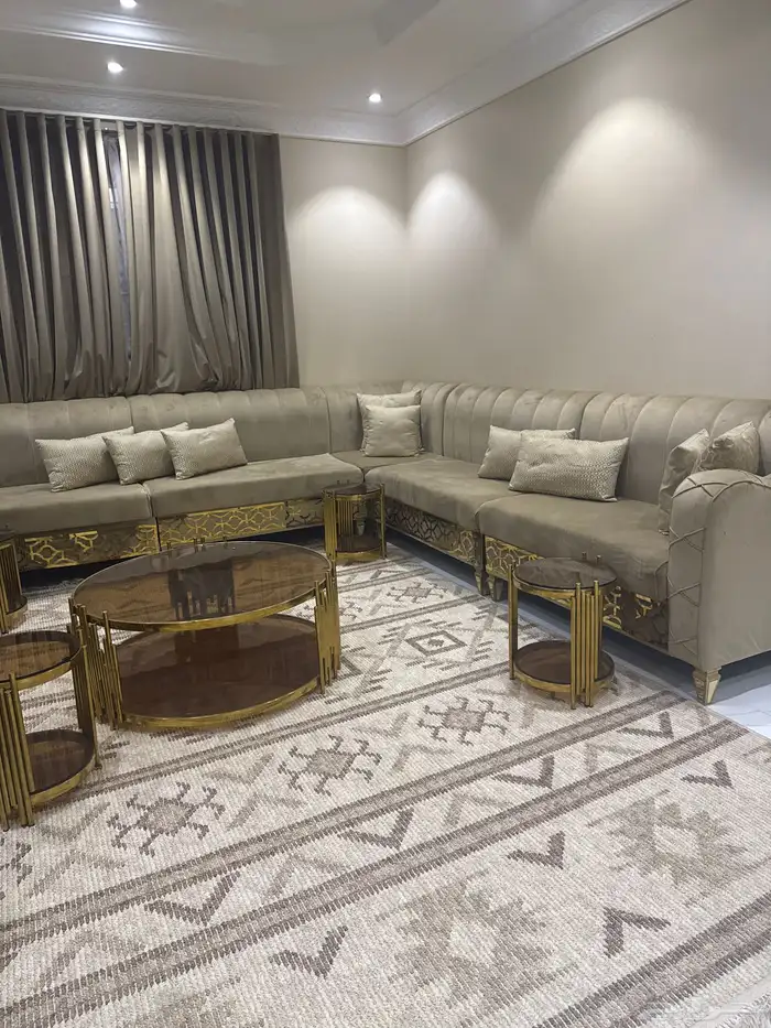 كنب نظيف مع الطاولات والستاير فقط 2