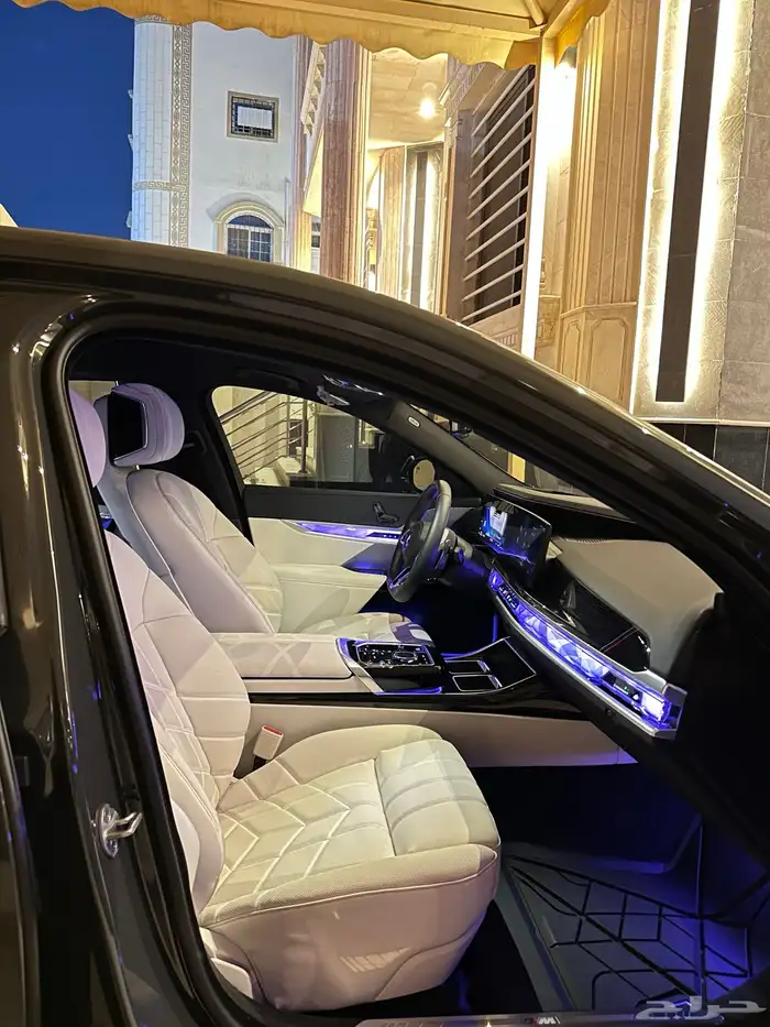 بي ام دبليو 740i 2025 شبه جديدة للبيع 31