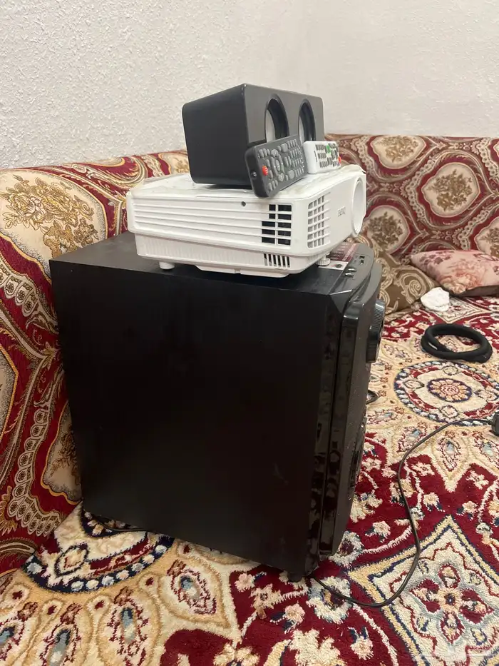 بروجكتر BenQبجميع أغراضه ومضخم صوت FLEXy للبيع 1