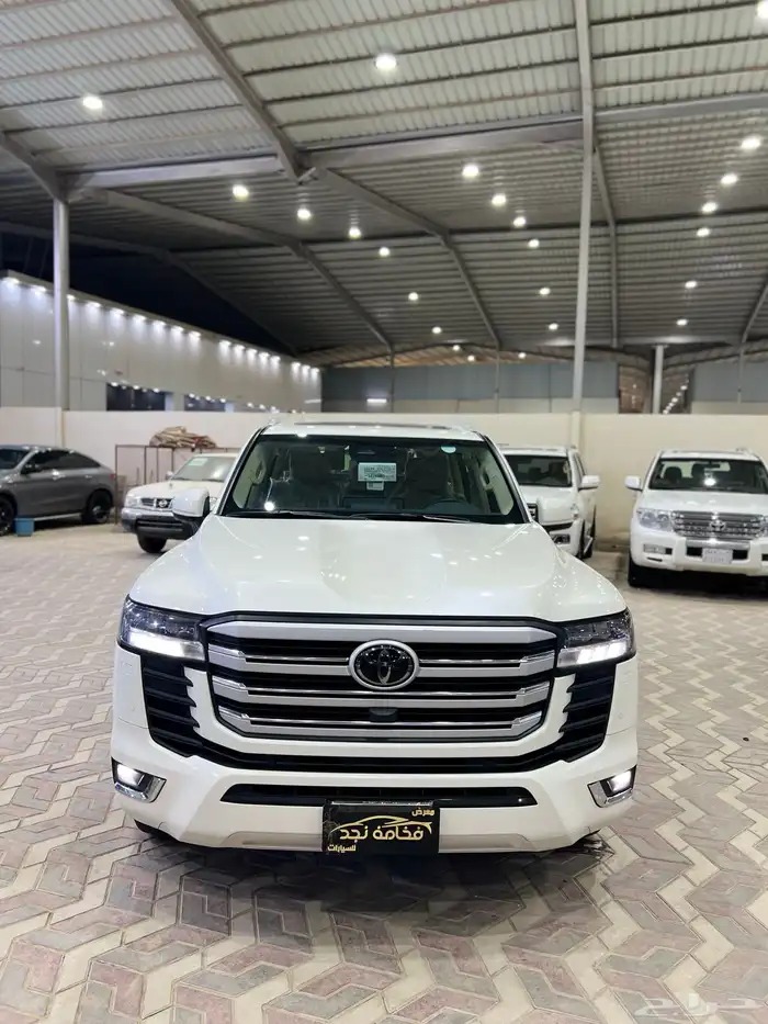 تويوتا لاندكروزر 2025   L4 سعودي ماشي 16 الف 0