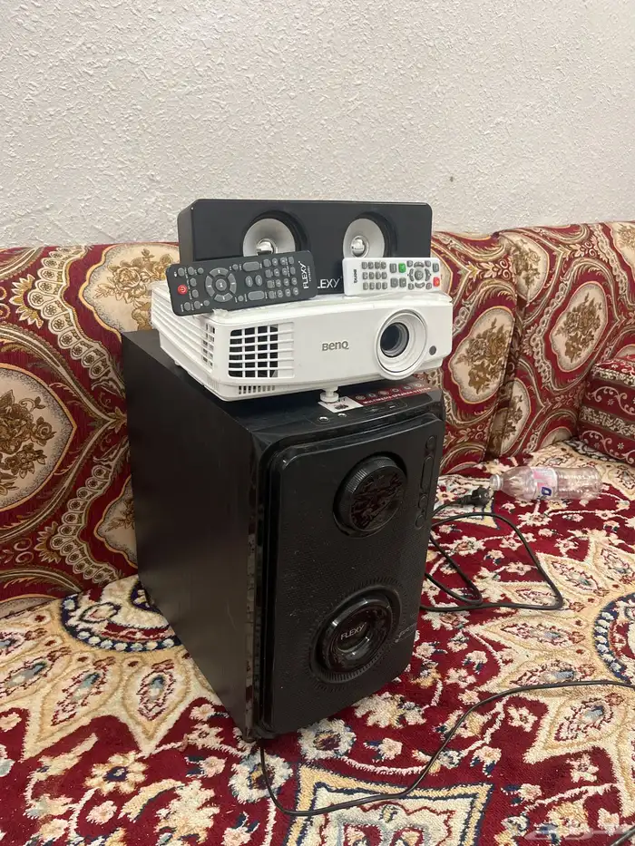 بروجكتر BenQبجميع أغراضه ومضخم صوت FLEXy للبيع 0