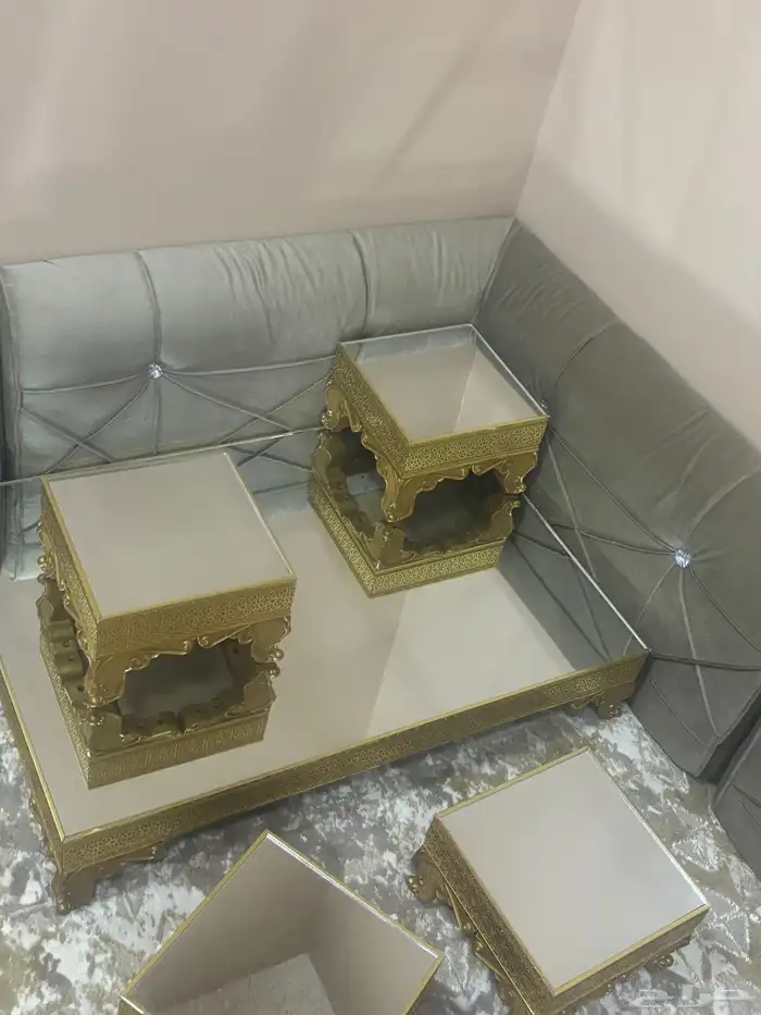 طاولات كبير مع أربع خدمه استخدام قليل سبب البيع تغير الأثاث 2