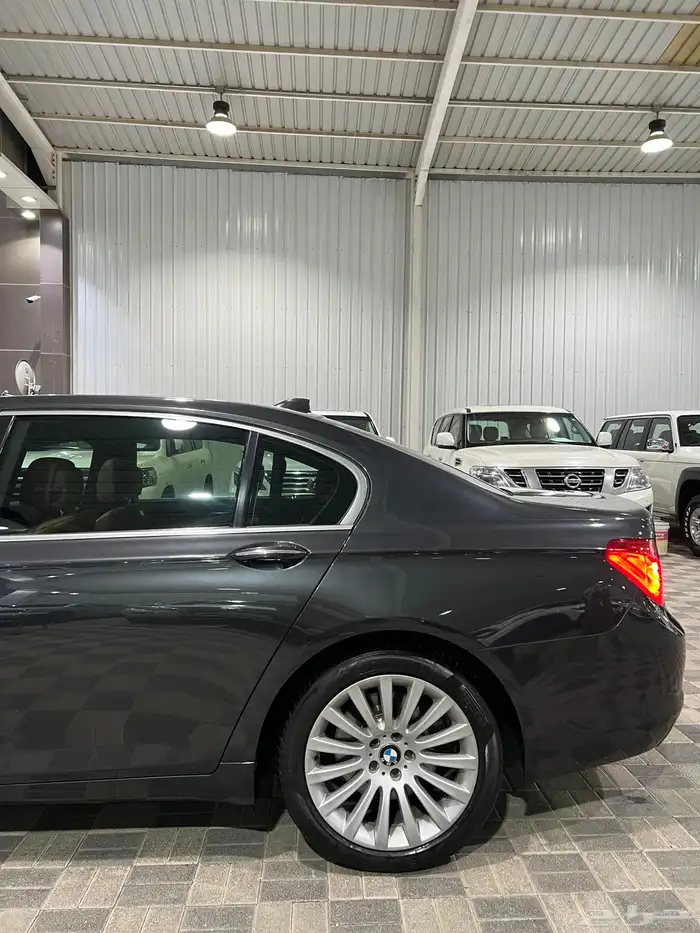 للبيع BMW 730i 2012 مخزن نظيف عداد 40 الف فقط 17