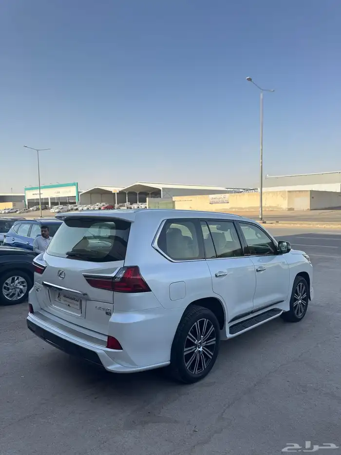 للبيع لكزس 2019 LX570 - بحالة الوكاله 3