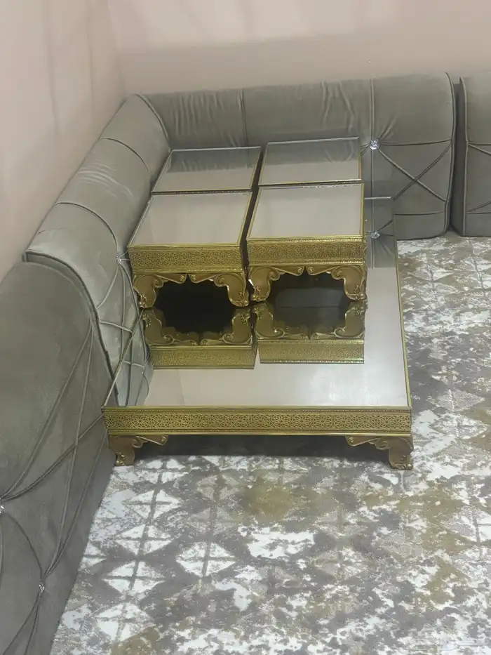 طاولات كبير مع أربع خدمه استخدام قليل سبب البيع تغير الأثاث 0