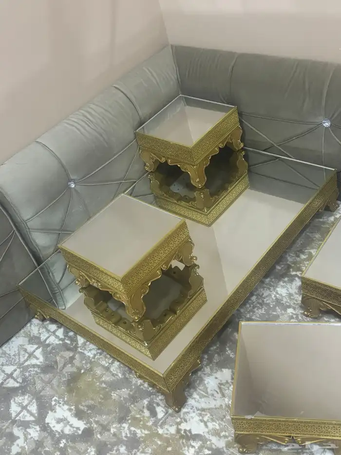 طاولات كبير مع أربع خدمه استخدام قليل سبب البيع تغير الأثاث 3