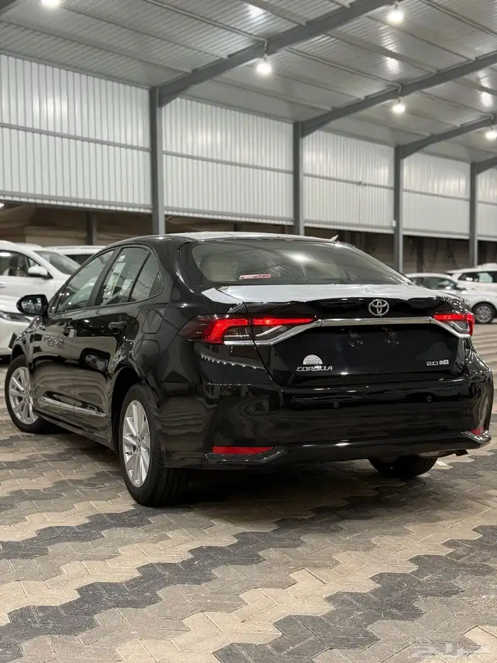 تايوتا كورولا 2025 اصفار XLi 2.0 مطور اللون اسود 5