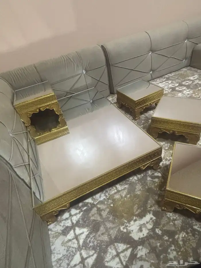 طاولات كبير مع أربع خدمه استخدام قليل سبب البيع تغير الأثاث 5
