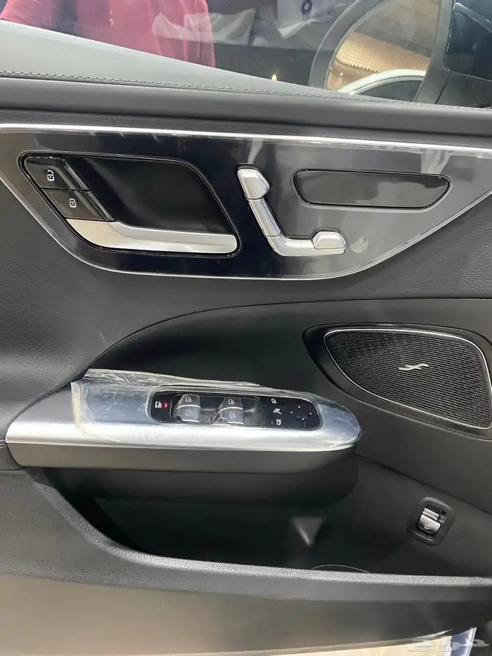 Mercedes-Benz الفئة  C-Class الموديل  C 200 L السنة  2025 11