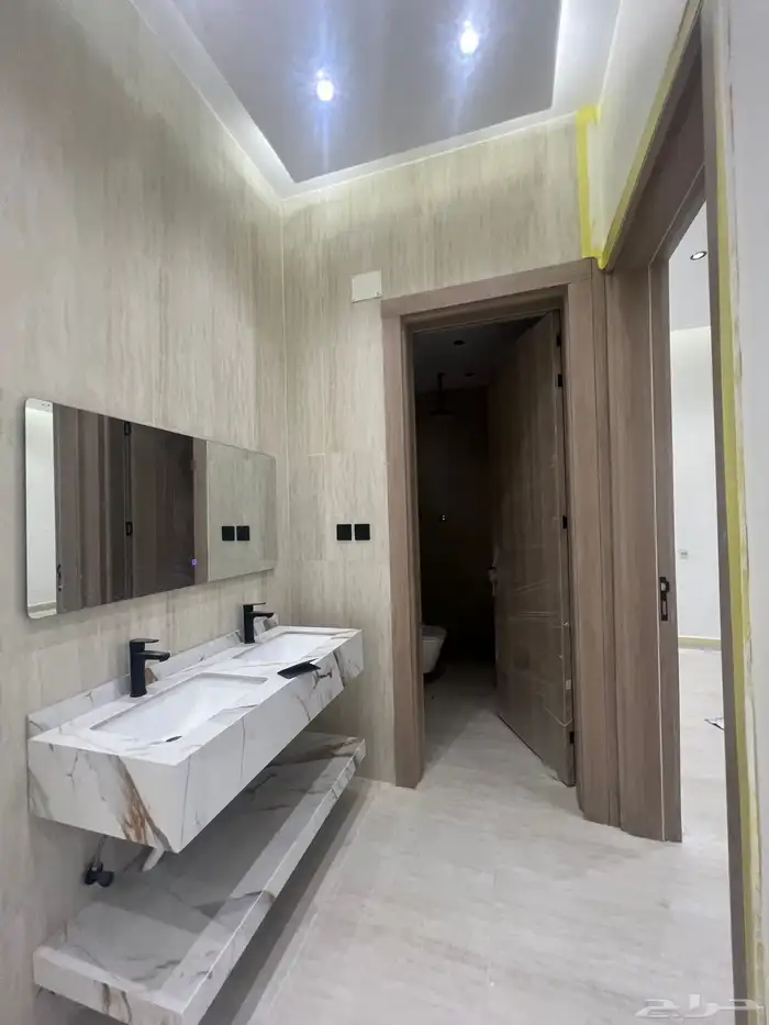 للبيع دور على ثلاث شوارع مساحه كبيره 1