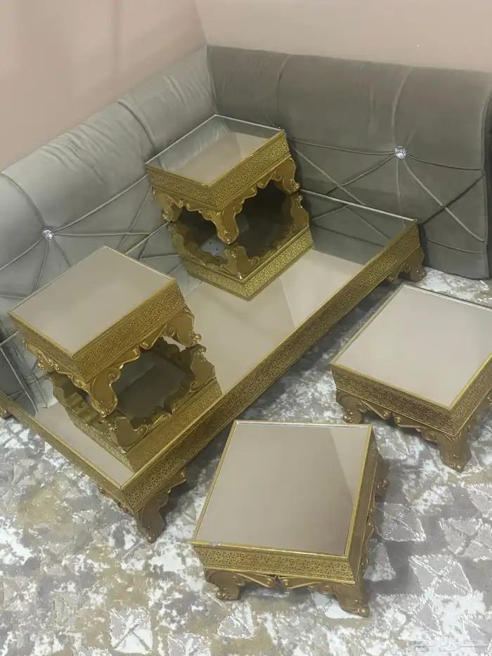 طاولات كبير مع أربع خدمه استخدام قليل سبب البيع تغير الأثاث 1