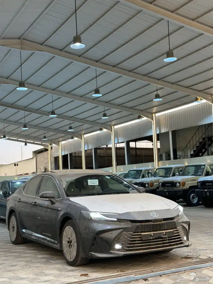 تويوتا كامري LE هايبرد الوان اسود موديل 2025 3
