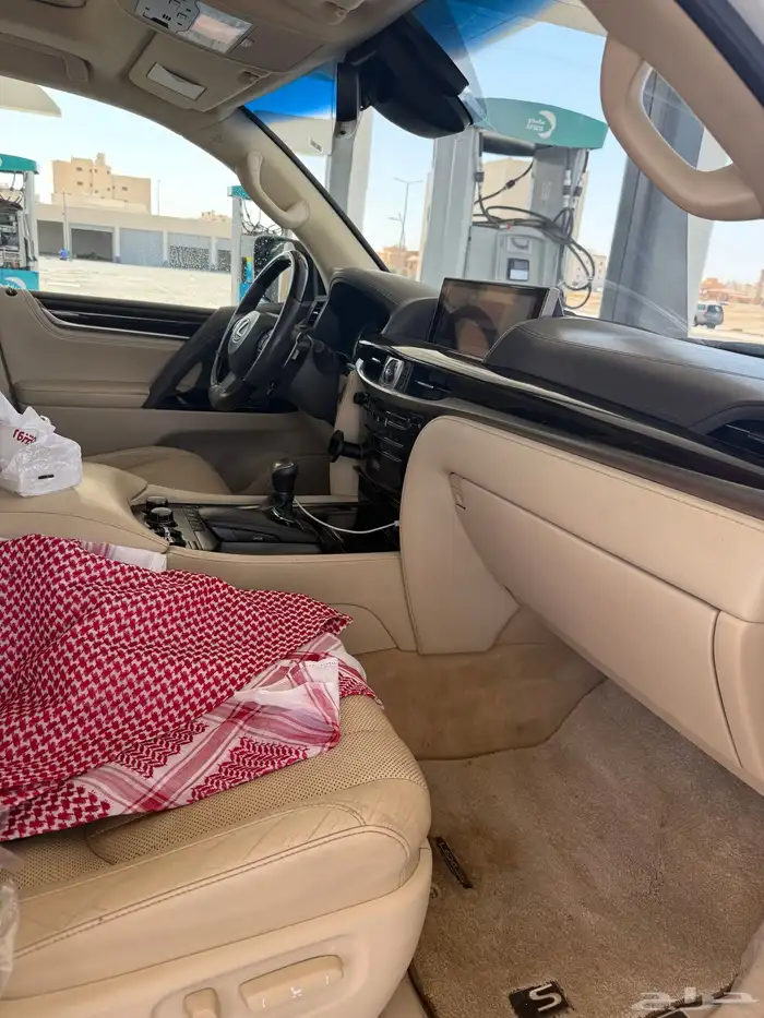 لكزس 2019 فل كامل سعودي 25