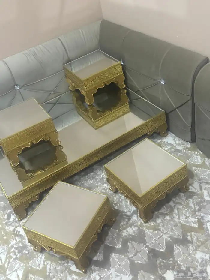 طاولات كبير مع أربع خدمه استخدام قليل سبب البيع تغير الأثاث 4