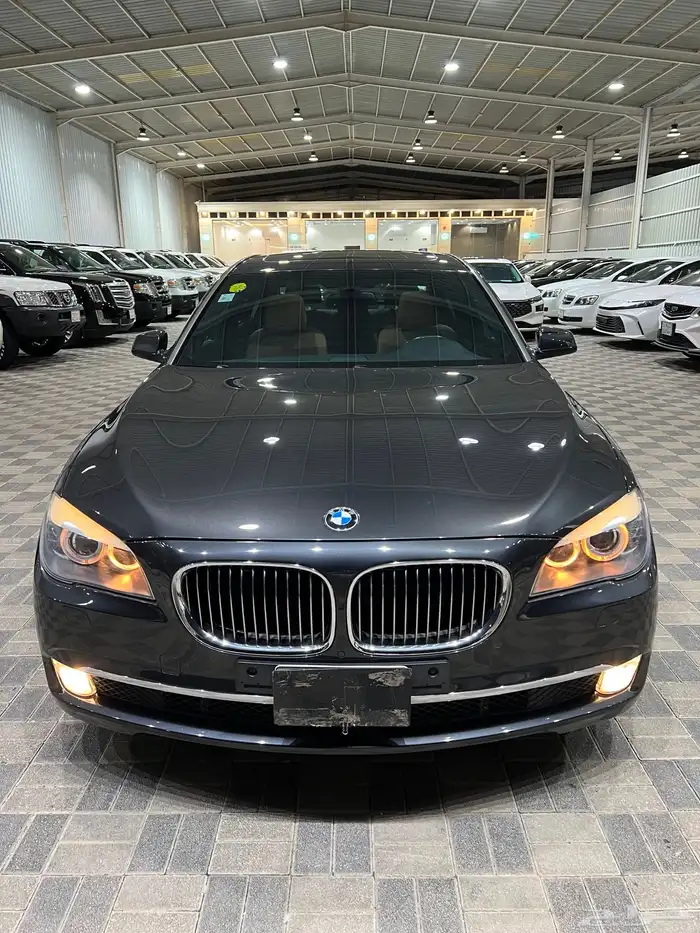 للبيع BMW 730i 2012 مخزن نظيف عداد 40 الف فقط 5