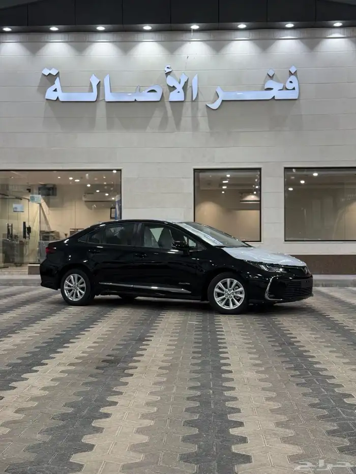 تايوتا كورولا 2025 اصفار XLi 2.0 مطور اللون اسود 1
