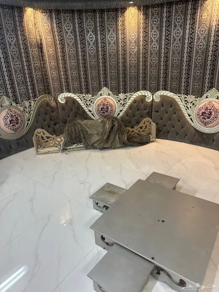كنب مجلس كبير وفخم ومرتب ونظيف جدا عشر قطع مع طاوله مع ستار 3