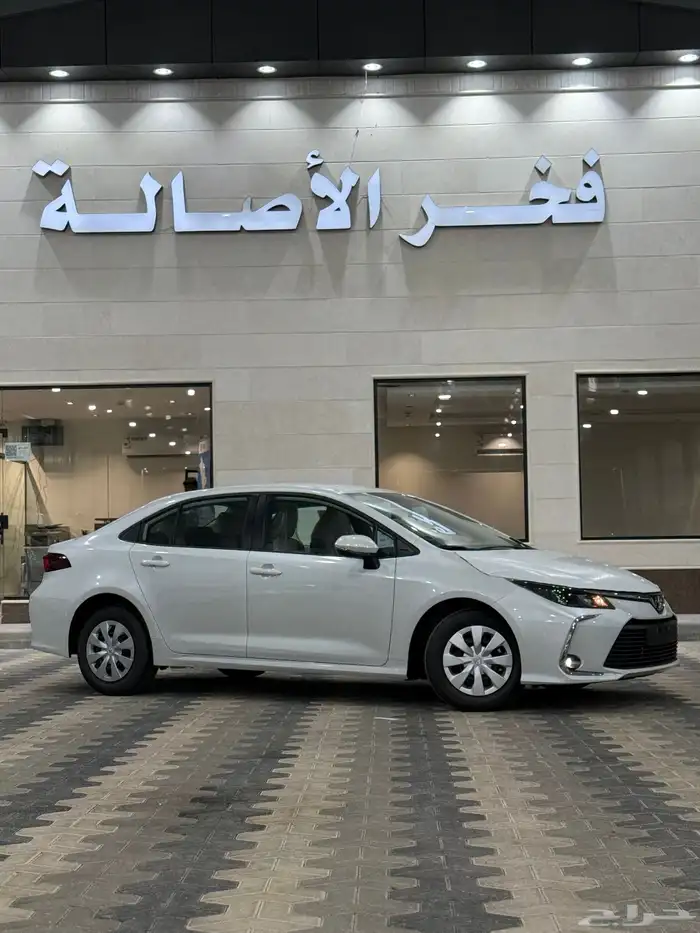 تويوتا كورولا 2025 اصفار XLi 2.0 اللون ابيض 1