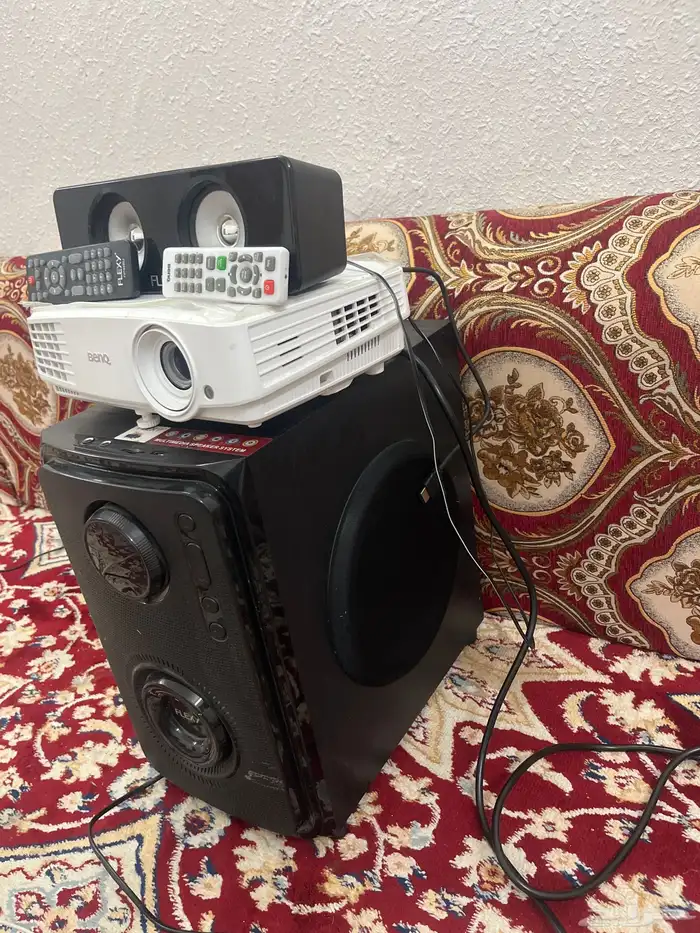 بروجكتر BenQبجميع أغراضه ومضخم صوت FLEXy للبيع 2