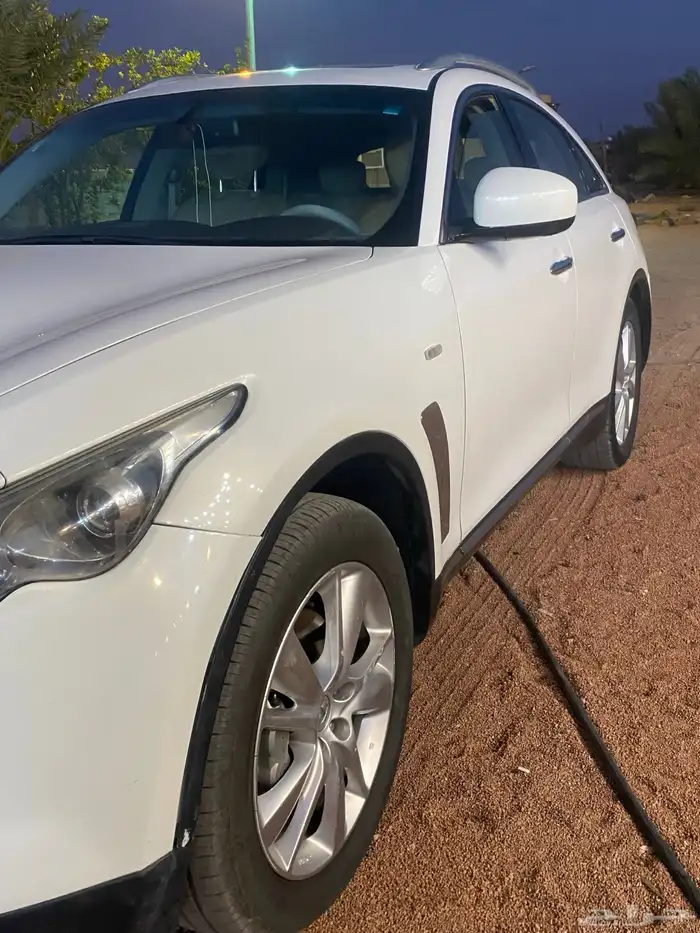 انفنتي QX70 فل كامل للبيع موديل 2013 15