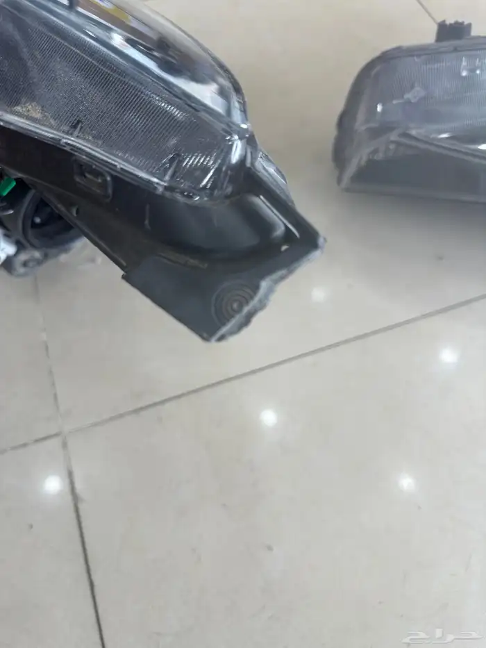 شمعات النترا 2021 يمين ويسار نظيفه فيها قاعدتين مكسوره 1
