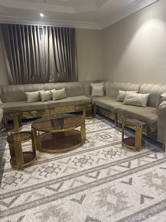 كنب نظيف مع الطاولات والستاير 2