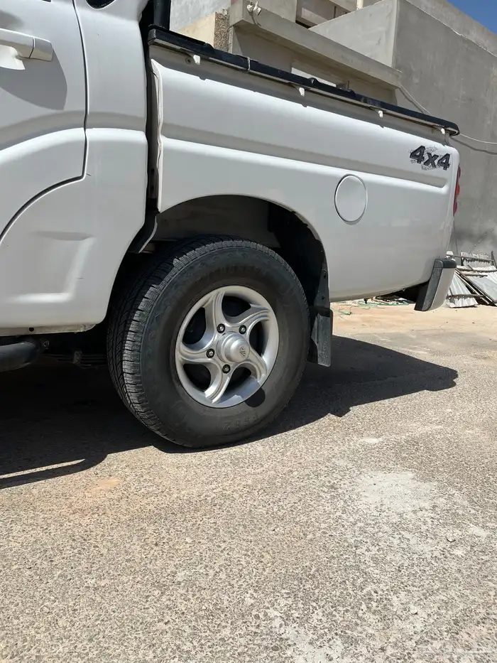 السلام عليكم  اعرض لكم سيارتي من نوع جيب  المهندرا 3