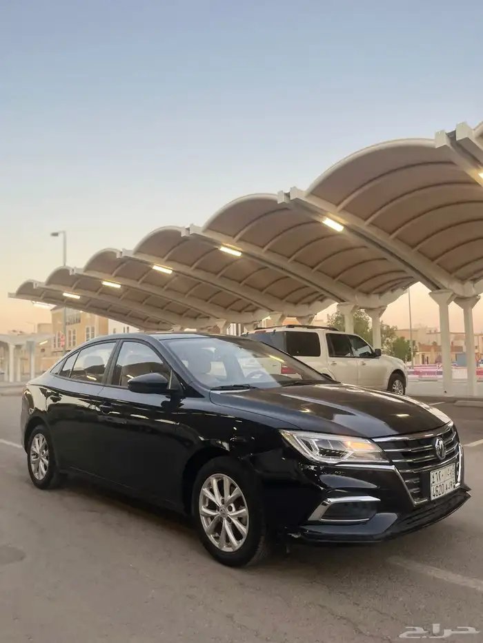 ام جي 5 موديل 2022 اسود داخلي بيج 3