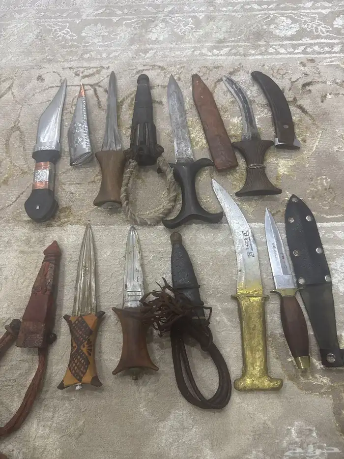 للبيع سكاكين قديمه وحده منهن خوجه 0